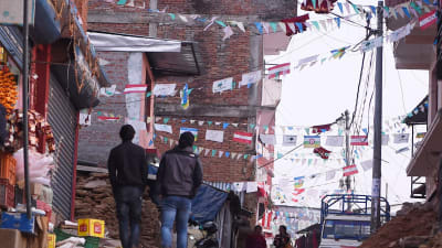 En gata i Chautara fylld av partiflaggor dagen före parlamentsvalet. 