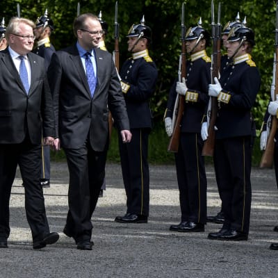 Sveriges försvarsminister Peter Hultqvist t.v här med sin finländska kollega Jussi Niinistö den 5 juni 2015.