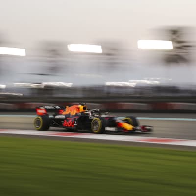 Max Verstappen i farten i Abu Dhabi.