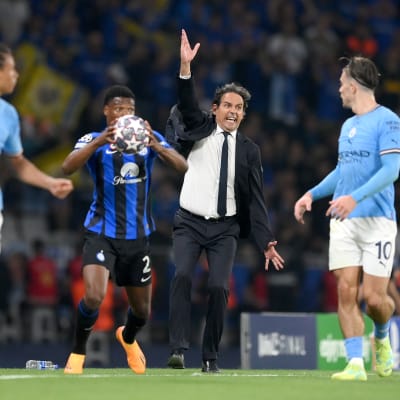 Simone Inzaghi heiluttaa kättään.