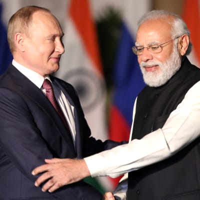 Vladimir Putin ja Narendra Modi kättelevät.
