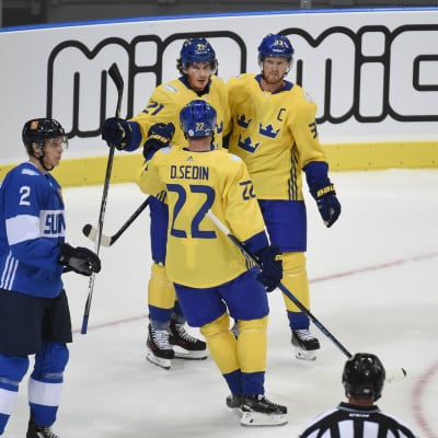 Louie Eriksson gratuleras av Daniel och Henrik Sedin i matchen mot Finland i Göteborg 2016.