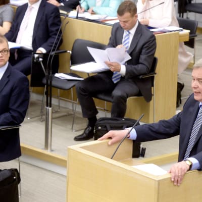 Oppositionsledaren Antti Rinne (SDP) talar i riksdagen den 2 juni 2015.