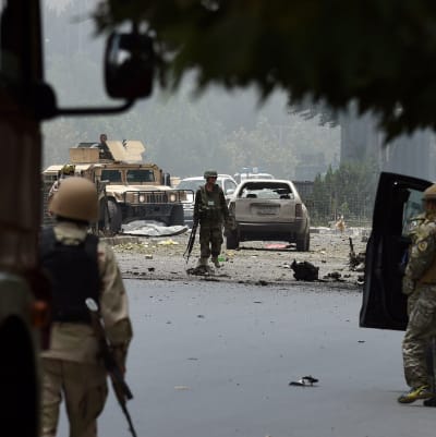 Afghansk säkerhetspersonal utanför parlamentsbyggnaden i Kabul efter attacken 22 juni.