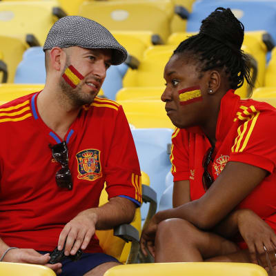 Besvikna spanska fans efter att Spanien fallit ur VM 2014.