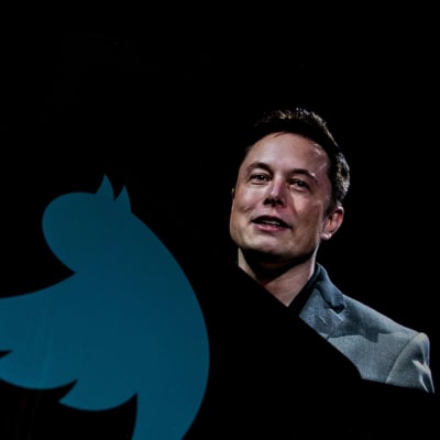I den här fotoillustrationen ser man en bild på Elon Musk på en mobil enhet, med Twitter-logotypen.
