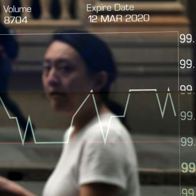 En kvinna passerade börsen i Sydney på tisdagen. Det ledande australiska börsindexet föll värst av alla asiatiska börser på måndagen, men återhämtade sig något på tisdagen. 