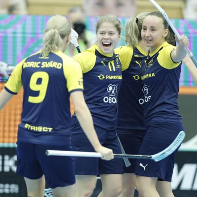 Svenska innebandydamlandslaget firar mål mot Finland.