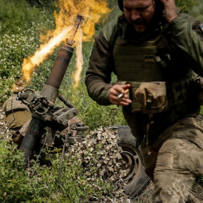 Ukrainalainen sotilas laukaisee kranaatinheittimen.