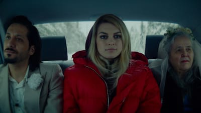 Aurora mellan Darian och dennes hustrukandidat i baksätet på en bil.