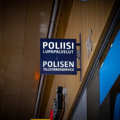 Poliisin lupapalvelupisteestä kertova kyltti Dixissä, Vantaalla.