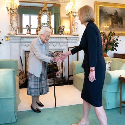 En leende drottning Elizabeth skakar hand med Liz Truss.