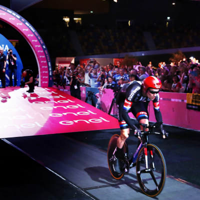 Tom Dumoulin vann första etappen av Giro d'Italia.