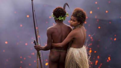 Dain (Mungau Dain) och Wawa (Marie Wawa) står uppe vid en vulkan som sprutar ut eldgnistor.