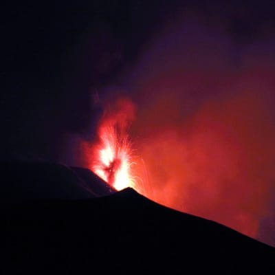 Etna på Sicilien spyr eld