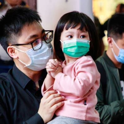 Kinesiska hälsomyndigheter har bekräftat det första fallet av coronasmitta i Hongkong. Också där har de flesta börjat använda skyddsmask utomhus. 