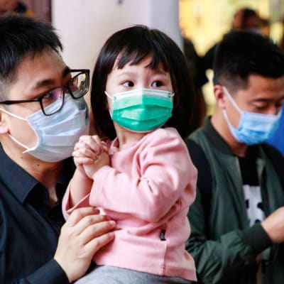 Kinesiska hälsomyndigheter har bekräftat det första fallet av coronasmitta i Hongkong. Också där har de flesta börjat använda skyddsmask utomhus. 