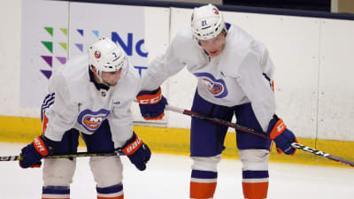 Jordan Eberle och Otto Koivula i New York Islanders tränar tillsammans.