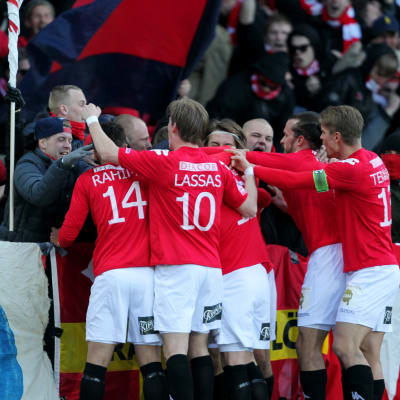 HIFK:s spelare firar med fansen, april 2015.