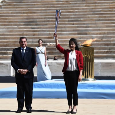 Naoko Imoto står med den olympiska elden
