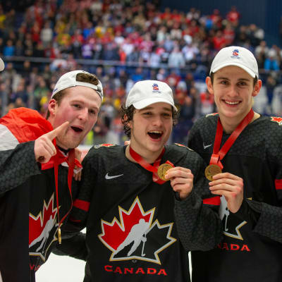 Kanadensiska spelare poserar med JVM-guldmedaljer.