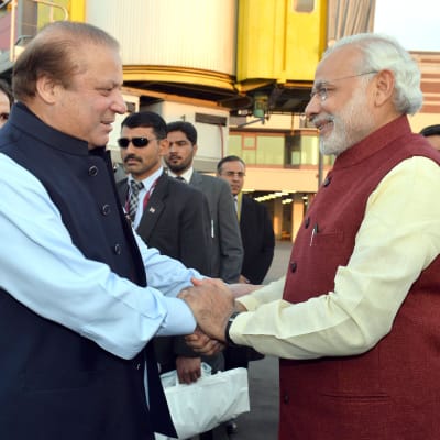 Pakistans premiärminister Nawaz Sharif välkomnar sin indiske kollega Narendra Modi på flygplatsen i Lahore 25.12.2015