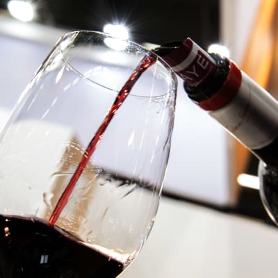 Bordeauxvin hälls i glas under en vinmässa i Bordeaux i Frankrike.