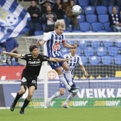 Rasmus Schüller nickar bollen.