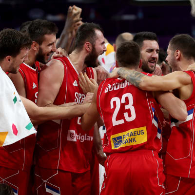 Serbien firar segern över Italien i EM-semifinalen.
