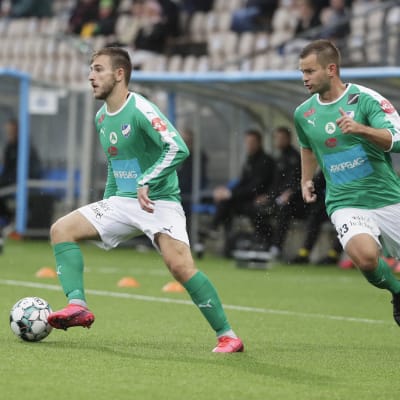 Albion Ademi med bollen, Mikko Sumusalo gör en överlappning.