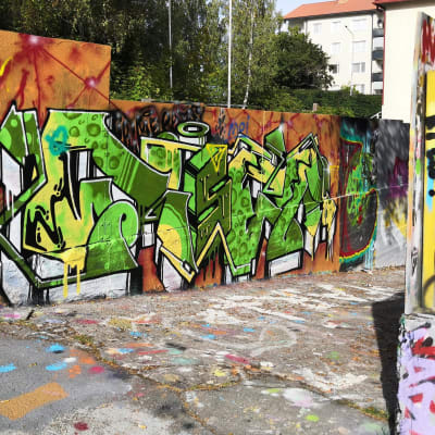 Luvallinen graffitiseinä Riihimäen nuorisokeskus Monarilla