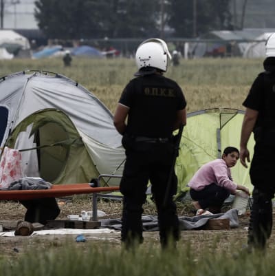 Grekisk polis har börjat tömma flyktinglägret Idomeni vid Makedoniens gräns.