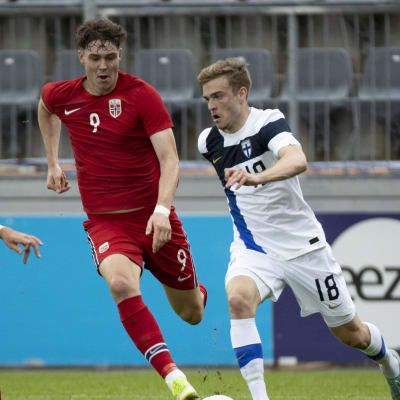 Daniel Håkans med bollen i landskamp mot Norge.