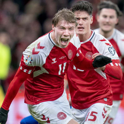 Rasmus Höjlund firar mål.