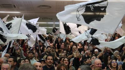 Korsikaner viftar med egen flagga inför regionalvalet