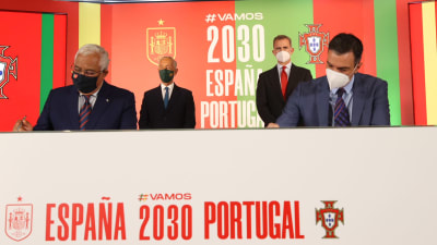 Portugals president Marcelo Rebelo och Spaniens kung Felipe VI skriver under papper.