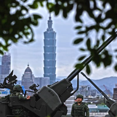 Taiwanesiska soldater vid luftvärnsartilleri nära Taipei. 