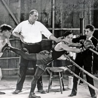 Buster Keaton nyrkkeilykehässä elokuvassa Rakkaus ja romahdus.