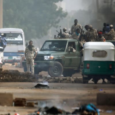 Sudanesiska soldater vid en vägspärr i huvudstaden Khartoum