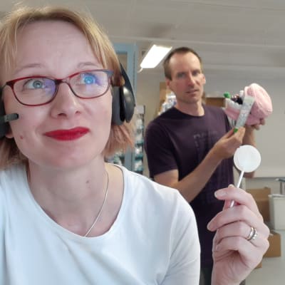 Kuvassa on etualalla nainen tikkarin kanssa, taka-alalla mies ksylitolituotteiden kanssa.