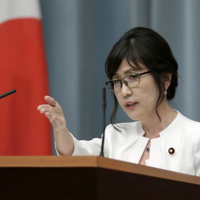 Tomomi Inada är en av premiärminister Shinzo Abes närmaste medarbetare. Hon har gjort sig känd för kontroversiella uttalanden om krigsförbrytelser och Japans pacifistiska grundlag