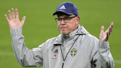 Sveriges förbundskapten Janne Andersson viftar med händerna.