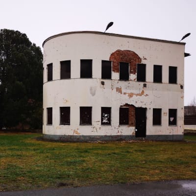 Vanhan huoltoaseman suojeltu funkisosa Kokkolassa.