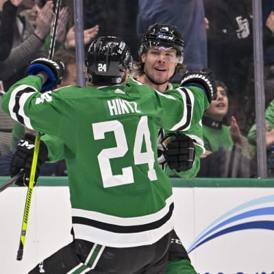 Roope Hintz ja Miro Heiskanen juhlivat Heiskasen osumaa Ottawaa vastaan.