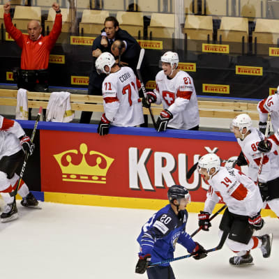 Spelarna i Schweiz jublar framför en besviken Sebastian Aho.