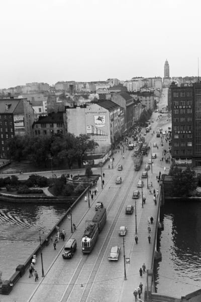Trafik på Långa bron i Hagnäs år 1953.