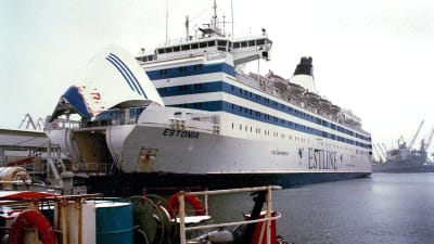 Fartyget Estonia vid kajen med öppet bogvisir.