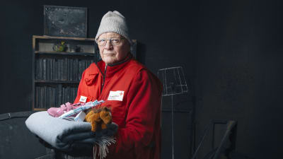 Kari Varjonen jobbar som frivillig för Röda korset