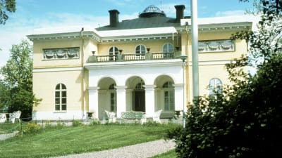 Aske herrgård, en gul byggnad i nyklassicistisk stil, ritad av Charles Bassi.