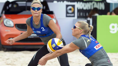 Taru Lahti och Riikka Lehtonen i farten under beach volley-EM 2016.
